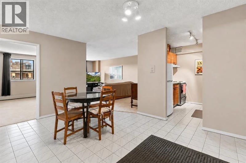718 12 Avenue Southwest, Calgary, Alberta, T2R0H7, Calgary, Alberta — photo 1 of 5