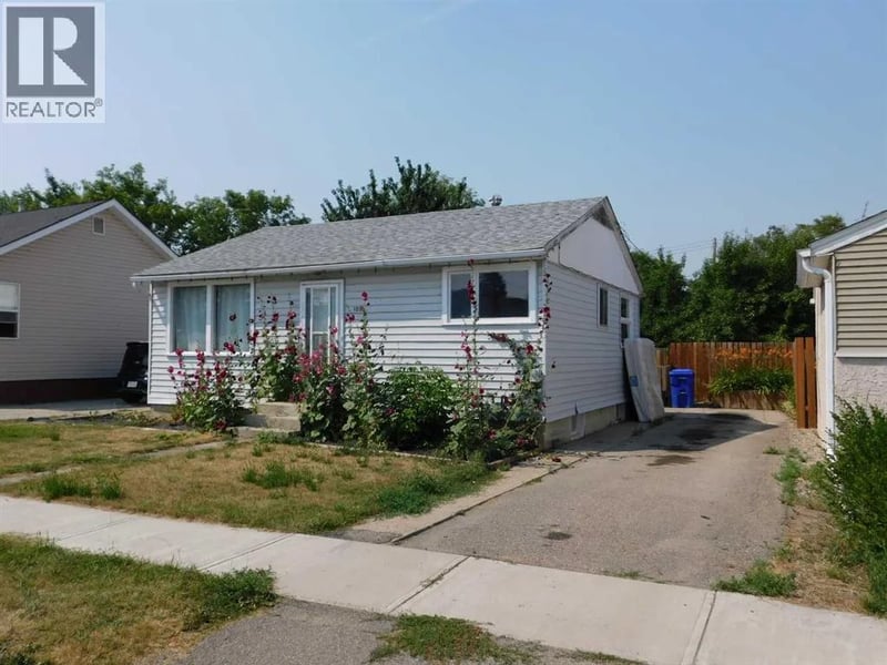 122 44 Avenue West, Claresholm, Alberta, T0l0T0, Claresholm, Alberta — photo 1 of 5