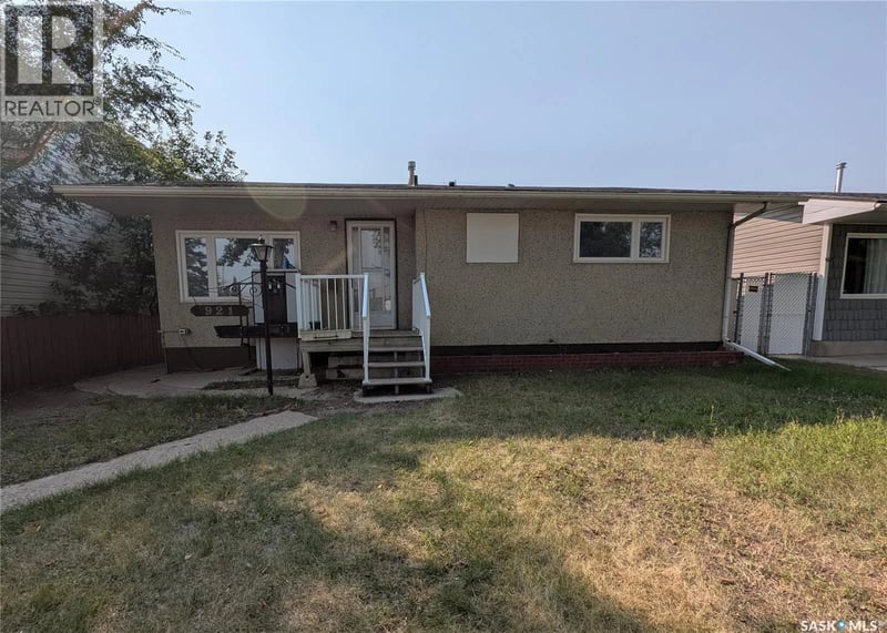 921 Weldon AVENUE, Saskatoon, Saskatchewan, S7M2V5, Saskatoon, Saskatchewan — photo 1 of 5