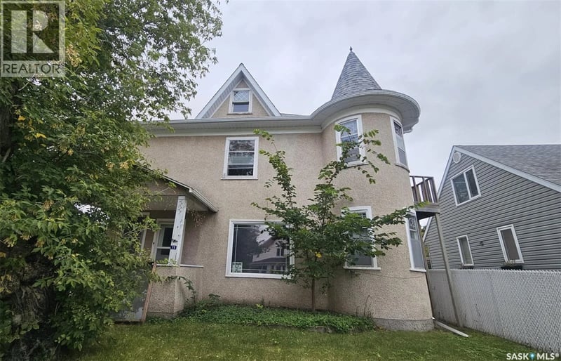 79 Lillooet STREET E, Moose Jaw, Saskatchewan, S6H4S3, Moose Jaw, Saskatchewan — photo 1 of 5