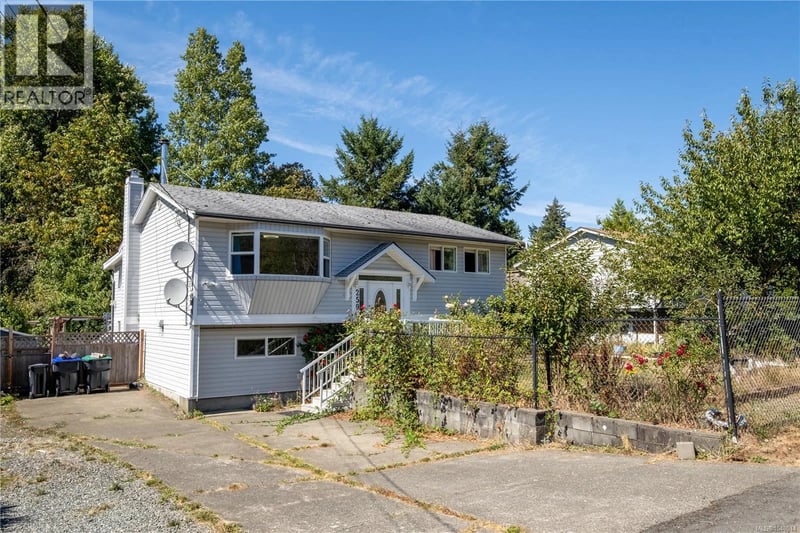 259 Denman Street, Comox, British Columbia, V9M3B5, Comox, British Columbia — photo 1 of 5