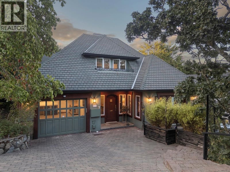 2018 Romney Road, Victoria, British Columbia, V8S4J7, Victoria, British Columbia — photo 1 of 5