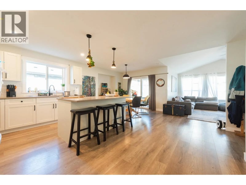 1040 CELIA Crescent, Gibsons, British Columbia, V0N1V7, Gibsons, British Columbia — photo 1 of 5