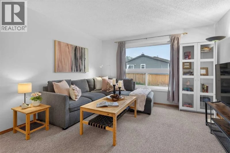 179 Pinecliff Close Northeast, Calgary, Alberta, T1Y4N4, Calgary, Alberta — photo 1 of 5