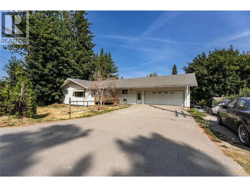 3271 10 Avenue Southeast, Salmon Arm, British Columbia, V1E1W8, Salmon Arm, British Columbia — photo 1 of 5