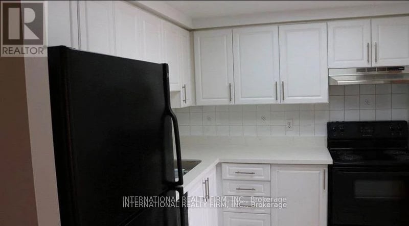 #1010 135 Hillcrest Avenue, Mississauga (Cooksville), Ontario, L5B4B1, Mississauga (Cooksville), Ontario — photo 1 of 5