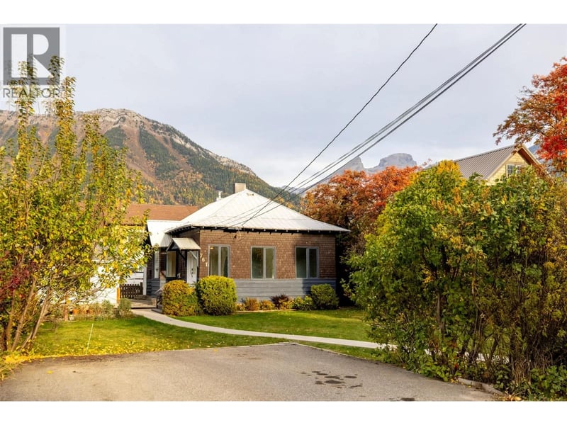 761 4th Avenue, Fernie, British Columbia, V0B1M0, Fernie, British Columbia — photo 1 of 5