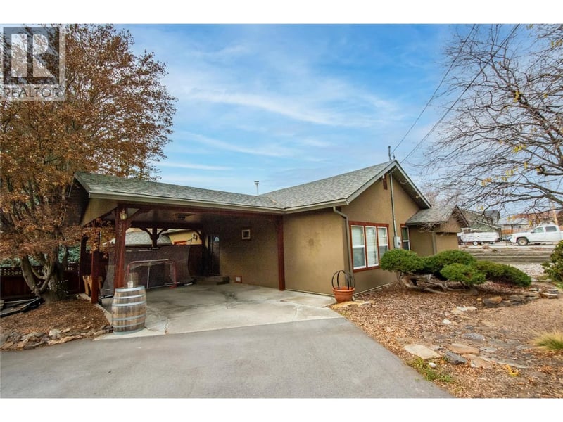335 MIDDLE BENCH Road, Penticton, British Columbia, V2A8S8, Penticton, British Columbia — photo 1 of 5