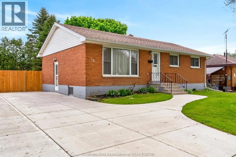 35 Peter Street, Chatham, Ontario, N7M5B2, Chatham, Ontario — photo 1 of 5