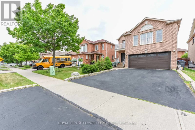 46 Pertosa Drive, Brampton (Fletcher's Meadow), Ontario, L6X4W8, Brampton (Fletcher's Meadow), Ontario — photo 1 of 5
