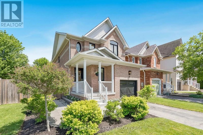 86 Margaret Graham Crescent, East Gwillimbury (Mt Albert), Ontario, L0G1M0, East Gwillimbury (Mt Albert), Ontario — photo 1 of 5