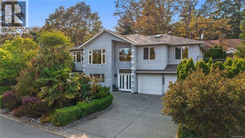 3908A Ascot Drive, Saanich, British Columbia, V8P3S1, Saanich, British Columbia — photo 1 of 5