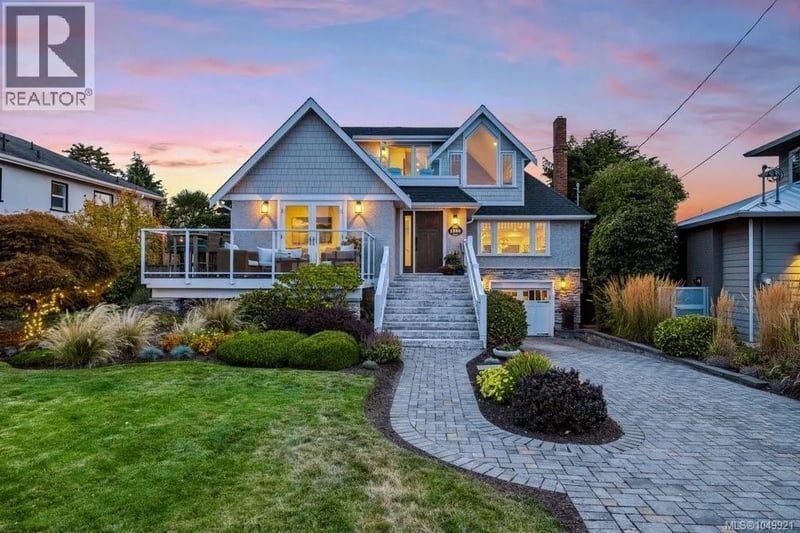 1244 Beach Drive, Oak Bay, British Columbia, V8S2N3, Oak Bay, British Columbia — photo 1 of 5