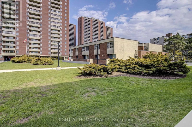 #409 8 Crescent Town Road, Toronto (Crescent Town), Ontario, M4C5L3, Toronto (Crescent Town), Ontario — photo 1 of 5