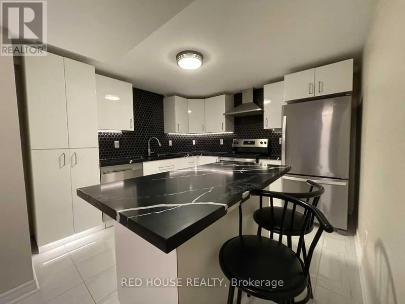 #Lower 69 Simpson Road, Newmarket (Central Newmarket), Ontario, L3Y5E5, Newmarket (Central Newmarket), Ontario — photo 1 of 5