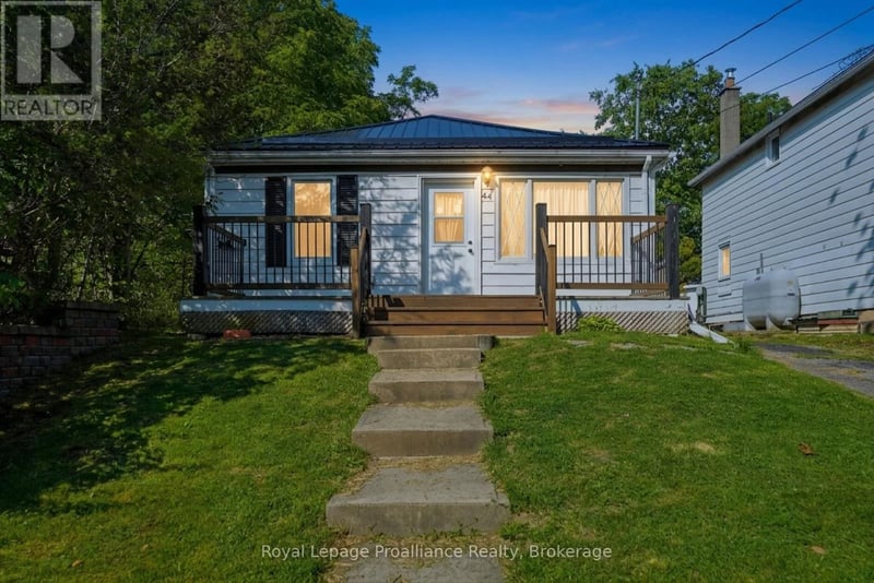 44 Geddes Street, Belleville (Belleville Ward), Ontario, K8P2X5, Belleville (Belleville Ward), Ontario — photo 1 of 5