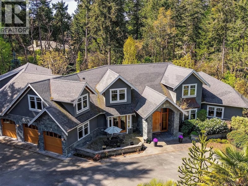 2615 Queenswood Drive, Saanich, British Columbia, V8N1X6, Saanich, British Columbia — photo 1 of 5