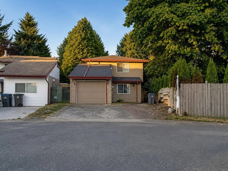 7366 128A Street, Surrey, British Columbia, V3W7G9, Surrey, British Columbia — photo 1 of 5