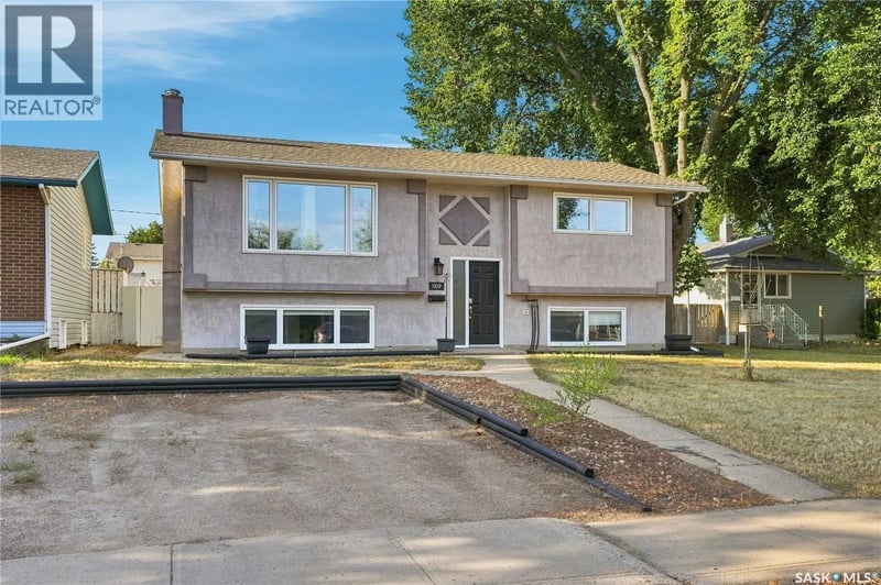 1109 Lillooet STREET W, Moose Jaw, Saskatchewan, S6H5A2, Moose Jaw, Saskatchewan — photo 1 of 5