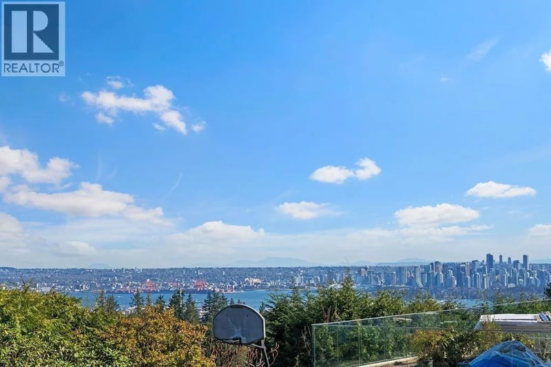 685 KING GEORGES Way, West Vancouver, British Columbia, V7S1S2, West Vancouver, British Columbia — photo 1 of 5
