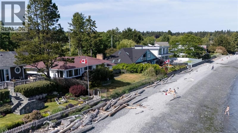 3767 Waring Place, Saanich, British Columbia, V8P5E9, Saanich, British Columbia — photo 1 of 5