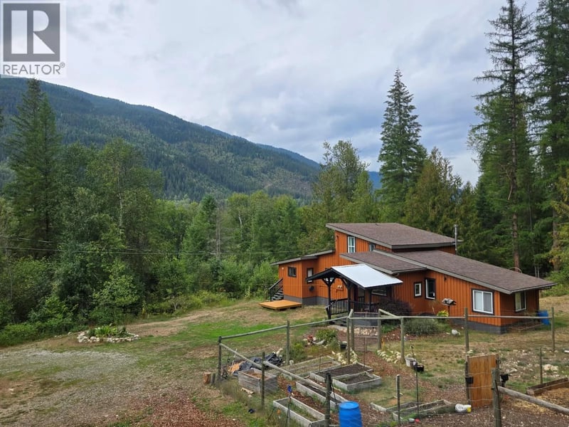 6582 Nixon Road, Appledale, British Columbia, V0G2J0, Appledale, British Columbia — photo 1 of 5