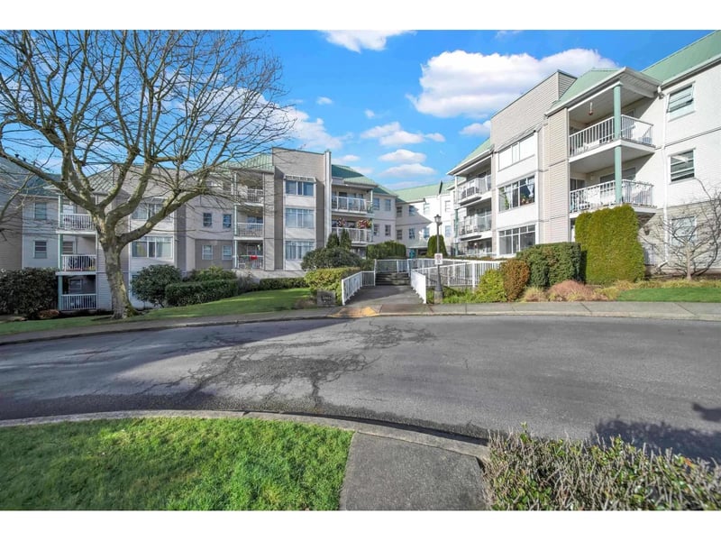 #102 9765 140 Street, Surrey, British Columbia, V3T5S5, Surrey, British Columbia — photo 1 of 5