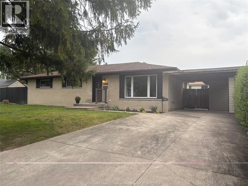 12102 EVERGREEN Drive, Tecumseh, Ontario, N8N1G9, Tecumseh, Ontario — photo 1 of 5