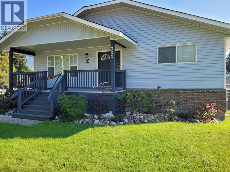 302 5th Street Northwest, Nakusp, British Columbia, V0G1R0, Nakusp, British Columbia — photo 1 of 5