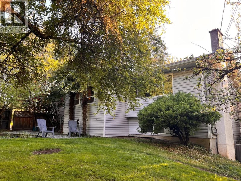 9146 West Saanich Road, North Saanich, British Columbia, V8L5T4, North Saanich, British Columbia — photo 1 of 5