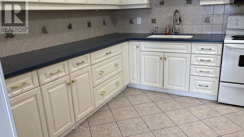 #1810 85 Emmett Avenue, Toronto (Mount Dennis), Ontario, M6M5A2, Toronto (Mount Dennis), Ontario — photo 1 of 5