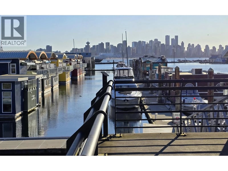 #JNW33 415 ESPLANADE, North Vancouver, British Columbia, V7M1A6, North Vancouver, British Columbia — photo 1 of 5