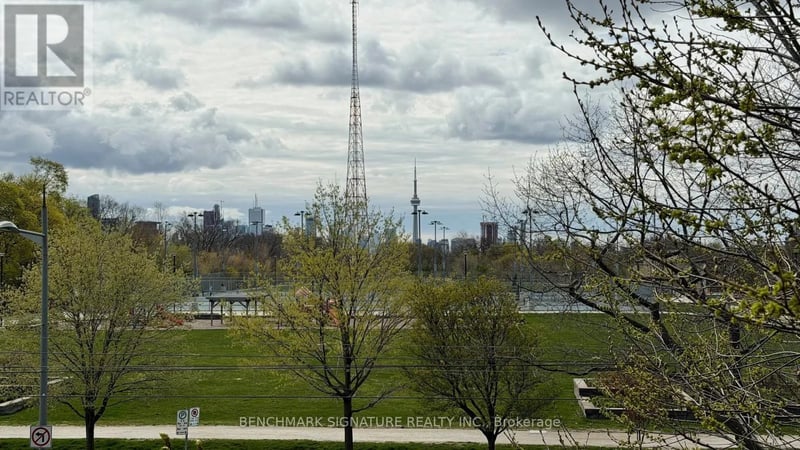 #Th106 6 Parkwood Avenue, Toronto (Casa Loma), Ontario, M4V0A3, Toronto (Casa Loma), Ontario — photo 1 of 5