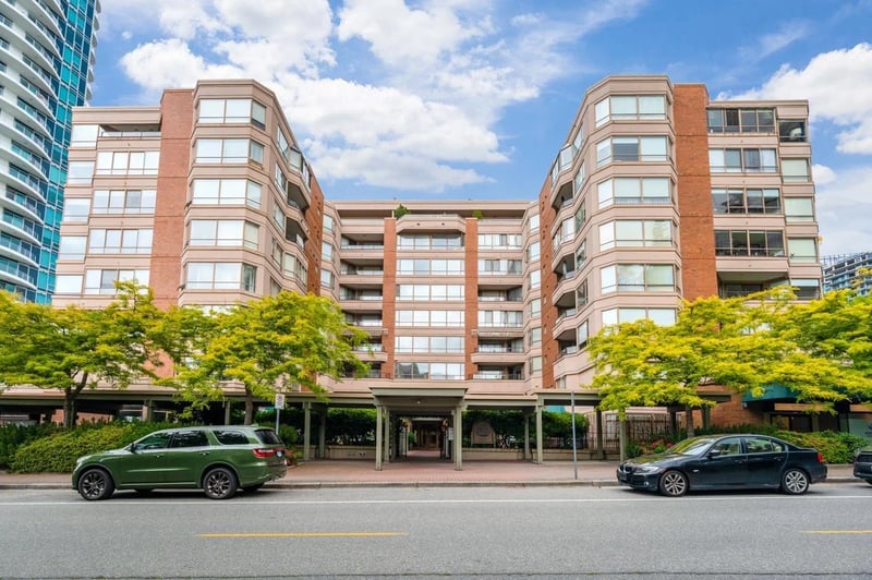 #101 15111 RUSSELL Avenue, White Rock, British Columbia, V4B2P4, White Rock, British Columbia — photo 1 of 5