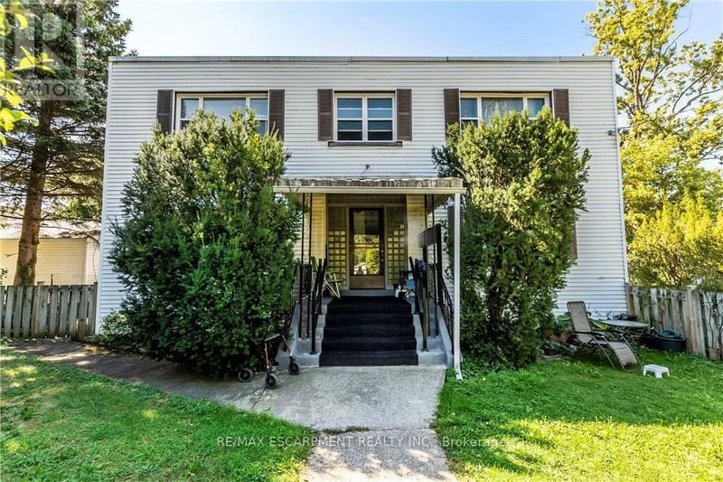 13 McMaster Avenue, Welland (Welland Downtown), Ontario, L3B3S6, Welland (Welland Downtown), Ontario — photo 1 of 5