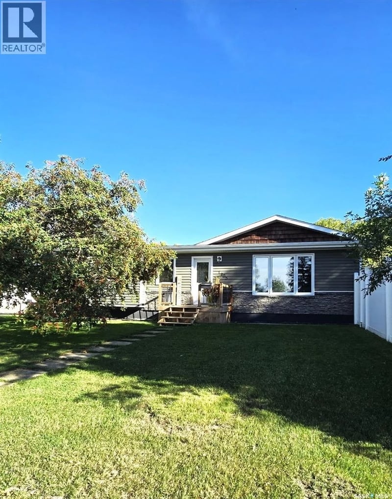 1205 DOUGLAS ROAD, Weyburn, Saskatchewan, S4H2P9, Weyburn, Saskatchewan — photo 1 of 5