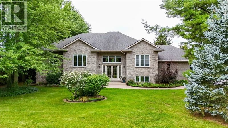 8653 VANCE Drive, Lambton Shores, Ontario, N0N1J7, Lambton Shores, Ontario — photo 1 of 5