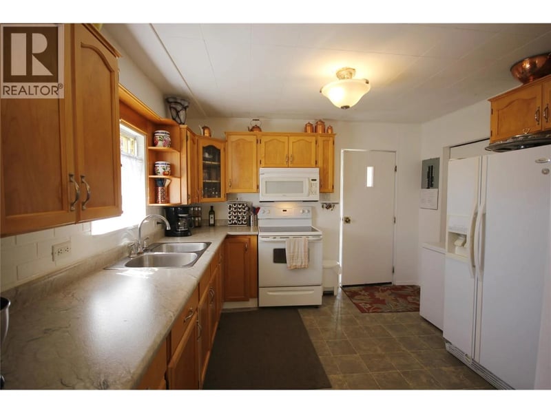 402 CONKLIN Avenue, Penticton, British Columbia, V2A2T4, Penticton, British Columbia — photo 1 of 5