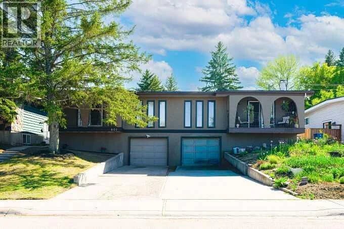 801 Canfield Way Southwest, Calgary, Alberta, T3W1K4, Calgary, Alberta — photo 1 of 5