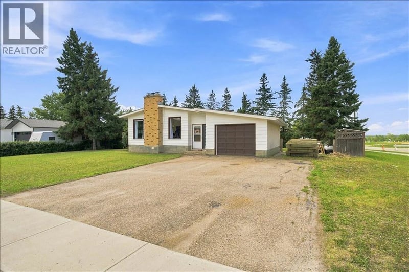 1121 5 Avenue, Beaverlodge, Alberta, T0H0C0, Beaverlodge, Alberta — photo 1 of 5