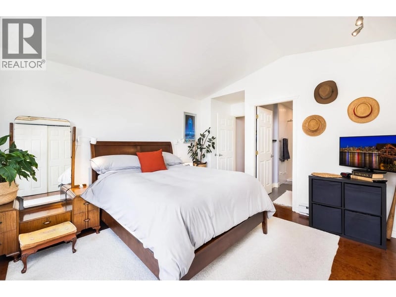 #303 1528 BOWSER Avenue, North Vancouver, British Columbia, V7P2Y3, North Vancouver, British Columbia — photo 1 of 5