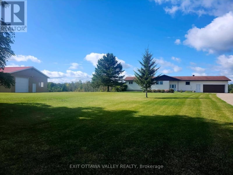15267 17 Highway, Whitewater Region, Ontario, K0J1Y0, Whitewater Region, Ontario — photo 1 of 5