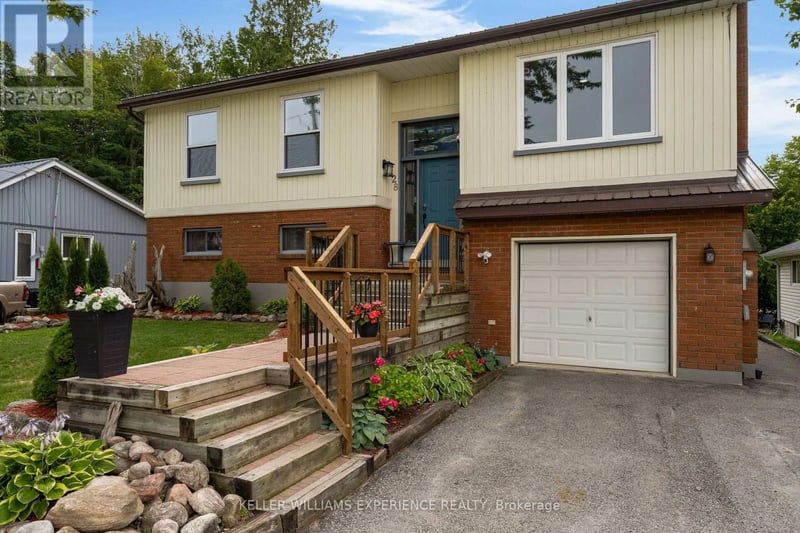 28 Park Street, Tay (Victoria Harbour), Ontario, L0K2A0, Tay (Victoria Harbour), Ontario — photo 1 of 5