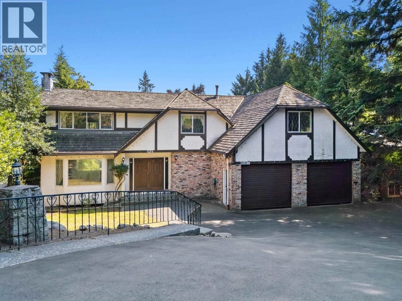 525 BRAEMAR Road, North Vancouver, British Columbia, V7N4C4, North Vancouver, British Columbia — photo 1 of 5