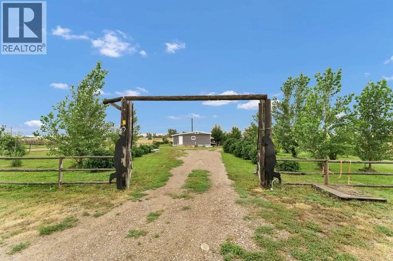 210 Dunbar Avenue West, Bow Island, Alberta, T0K0G0, Bow Island, Alberta — photo 1 of 5