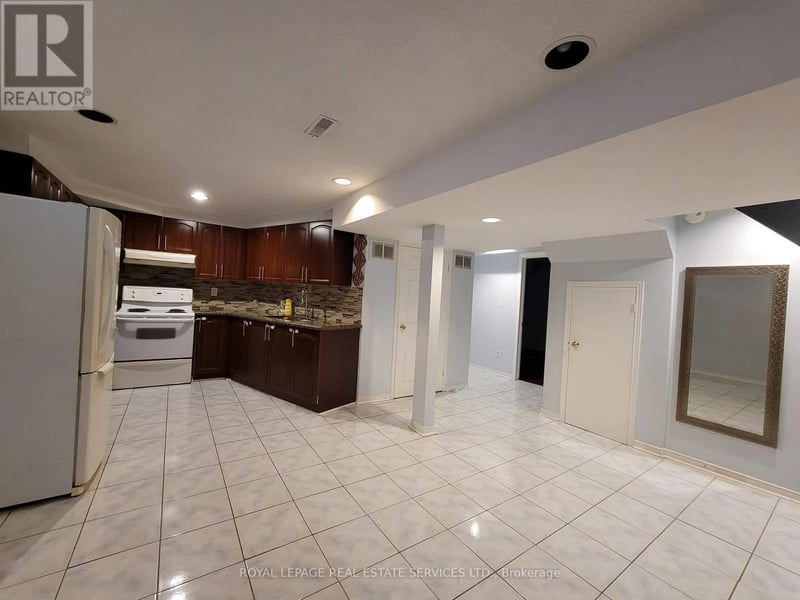 #Bsmt 323 Winfield Terrace, Mississauga (Hurontario), Ontario, L5R1N6, Mississauga (Hurontario), Ontario — photo 1 of 5