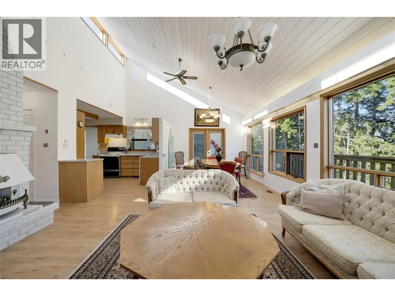 370 10 Avenue Southeast, Salmon Arm, British Columbia, V1E2C3, Salmon Arm, British Columbia — photo 1 of 5