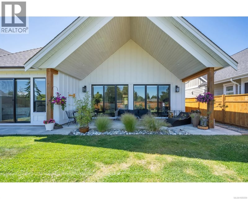 427 Cottage Drive, Qualicum Beach, British Columbia, V9K2T3, Qualicum Beach, British Columbia — photo 1 of 5