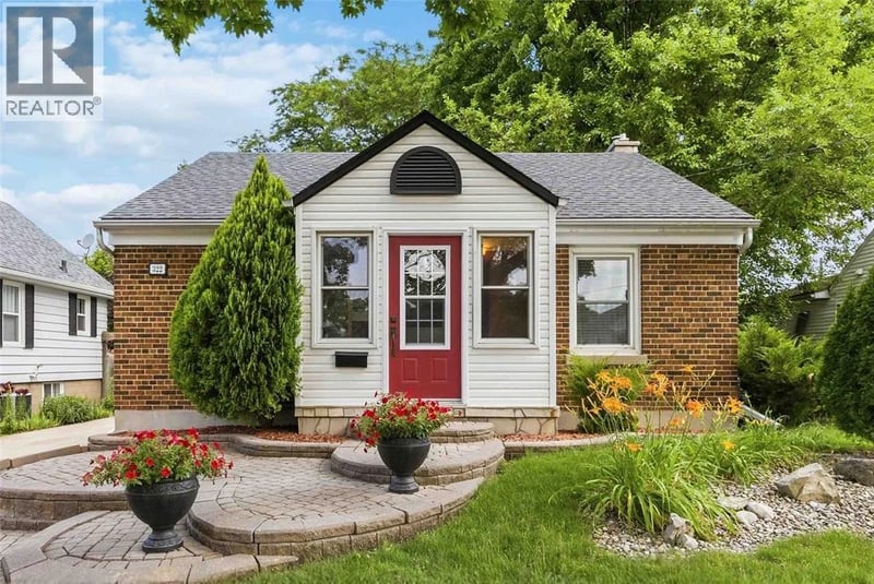 322 COBDEN Street, Sarnia, Ontario, N7T4A3, Sarnia, Ontario — photo 1 of 5