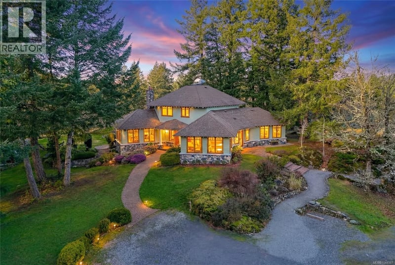 240 Viaduct Avenue West, Saanich, British Columbia, V9E2B6, Saanich, British Columbia — photo 1 of 5